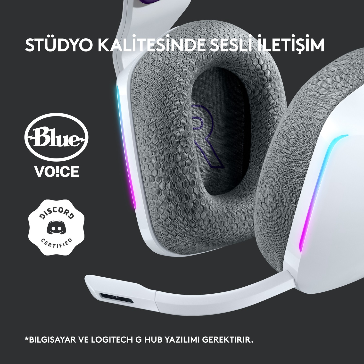 'Blue VO!CE' ve 'Discord Certified' yazılı beyaz bir kulaklık.