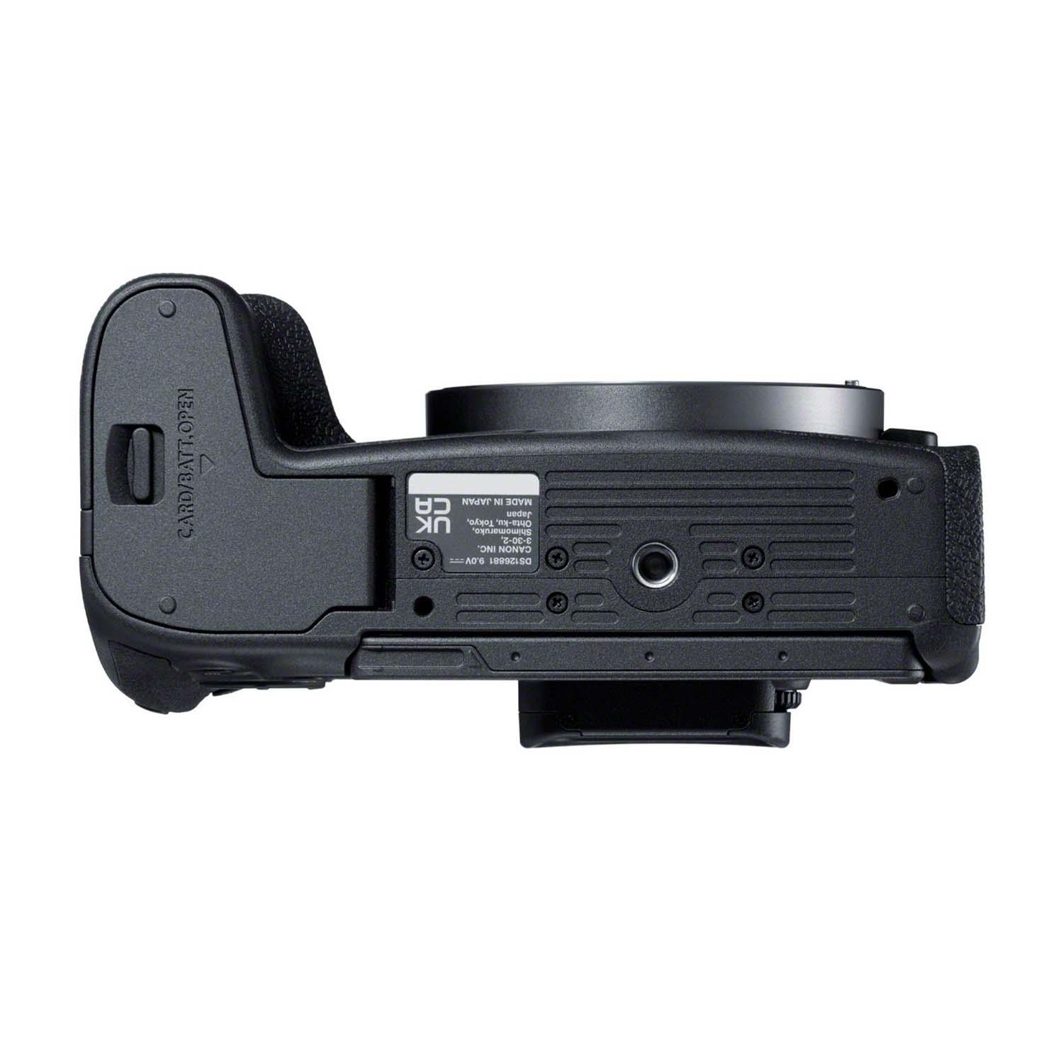 La parte inferiore di una fotocamera nera. Ha una porta e alcune etichette, inclusa una con scritto "Made in Japan".