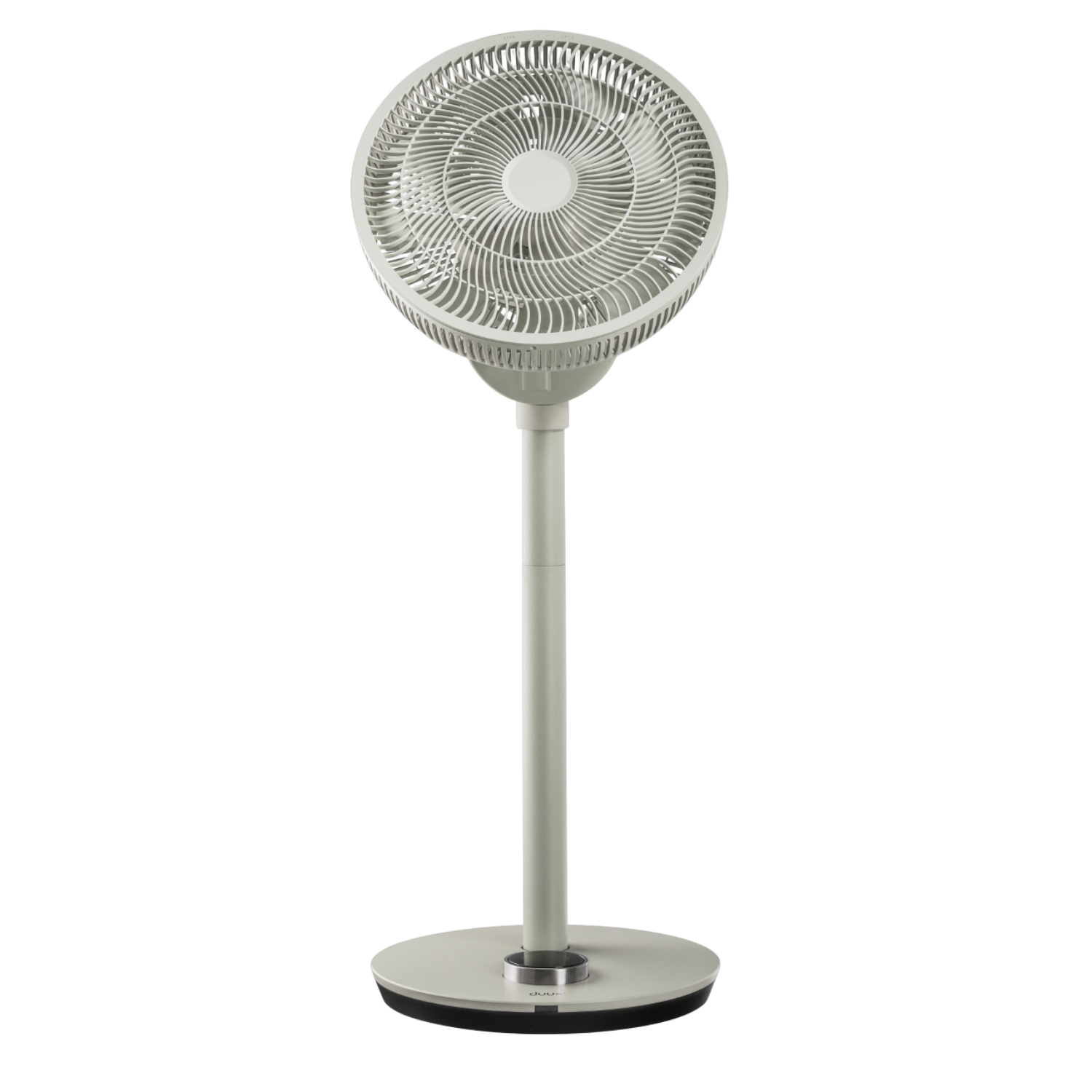 Een witte staande ventilator op een zwarte achtergrond.