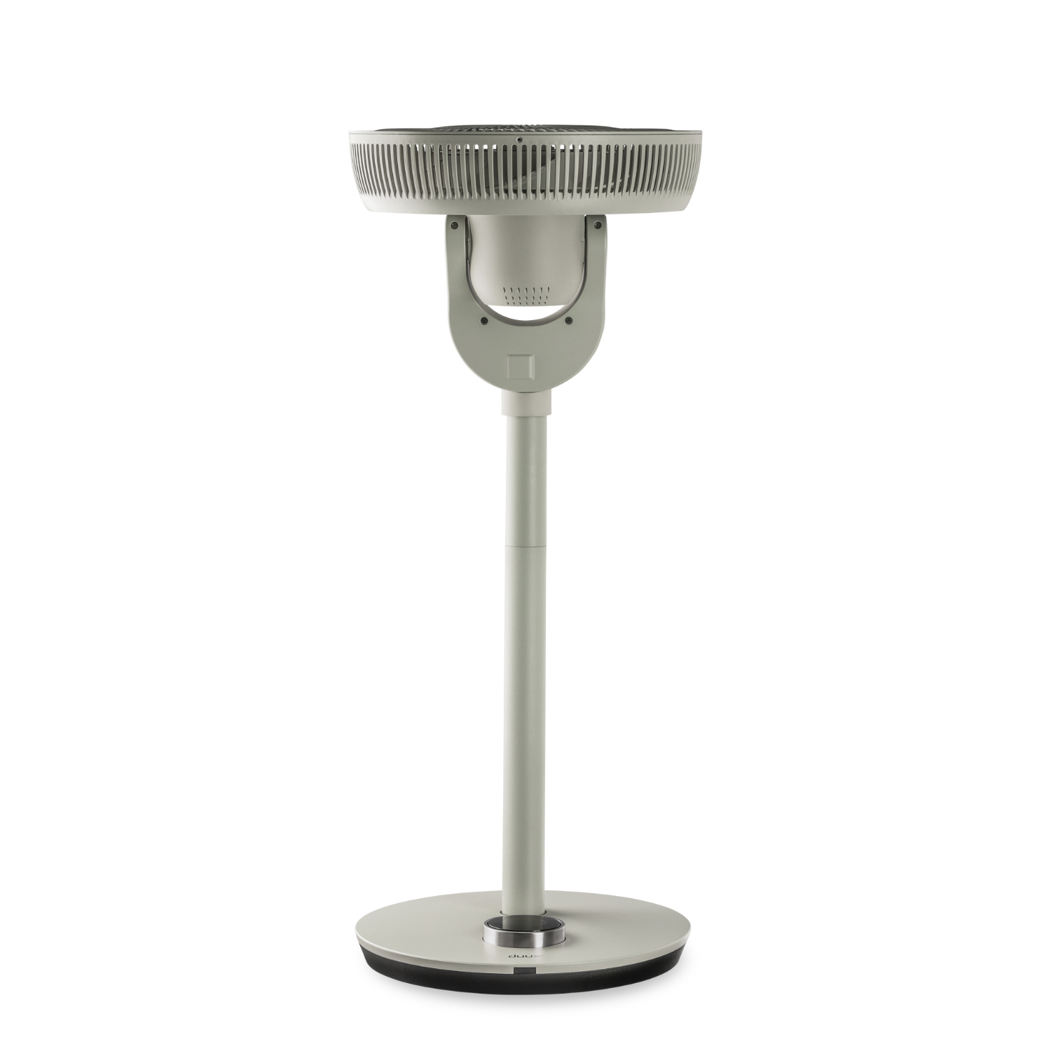 Een witte staande ventilator met een cirkelvormige basis en een cilindrisch lichaam. Heeft een kop.