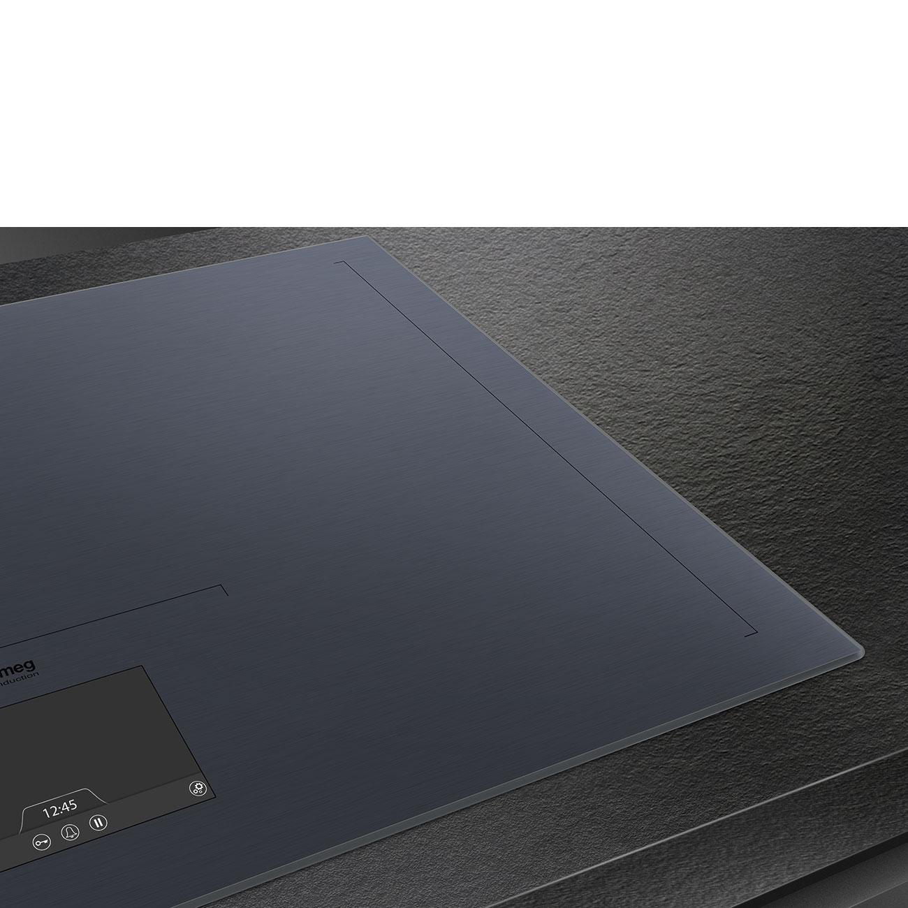 Schwarzes Smeg Induktionskochfeld. Touchscreen und Bedienelemente sind sichtbar.