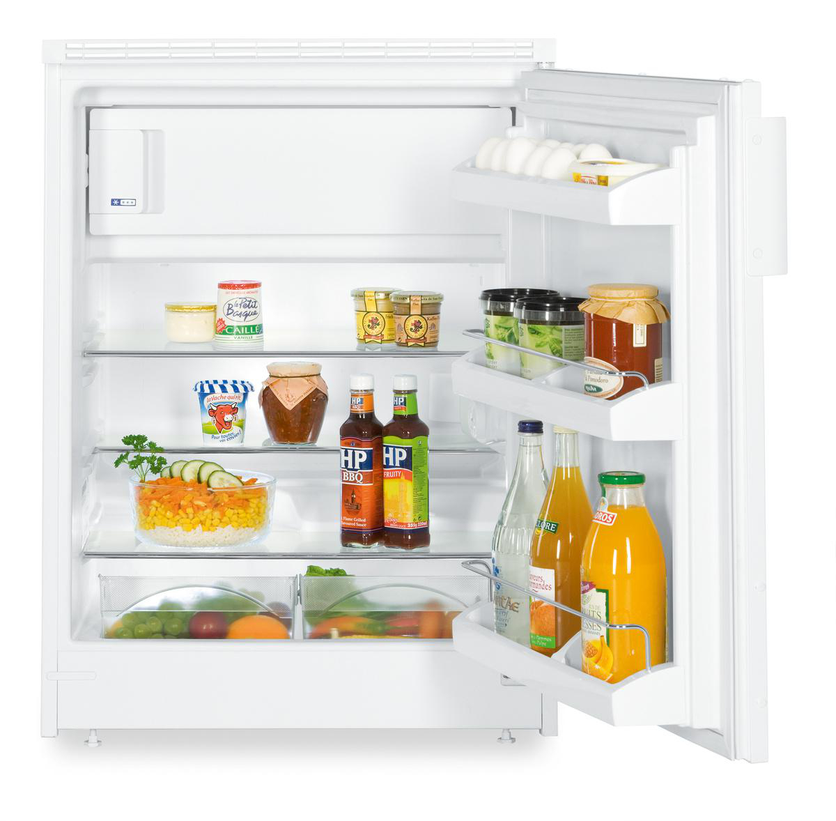Ein offener Kühlschrank zeigt Lebensmittel auf Regalen. Gläser, Flaschen und Behälter sind sichtbar.