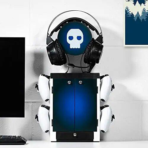 Wandmontiertes Gaming-Setup mit Kopfhörern, Controllern und einem Totenkopf-Logo.