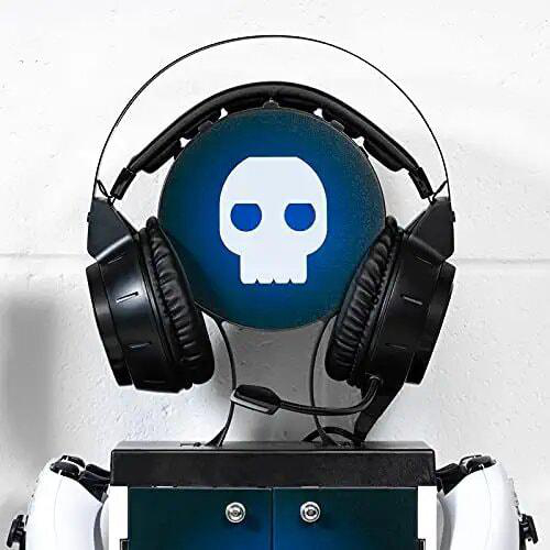 Ein Roboter-Kopf mit Kopfhörern, einem Totenkopf-Logo und Controllern. Es ist ein Gaming-Thema.