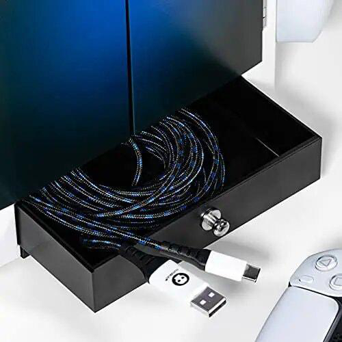 Schwarze Schublade mit Kabeln, USB und einem Gamecontroller sichtbar.