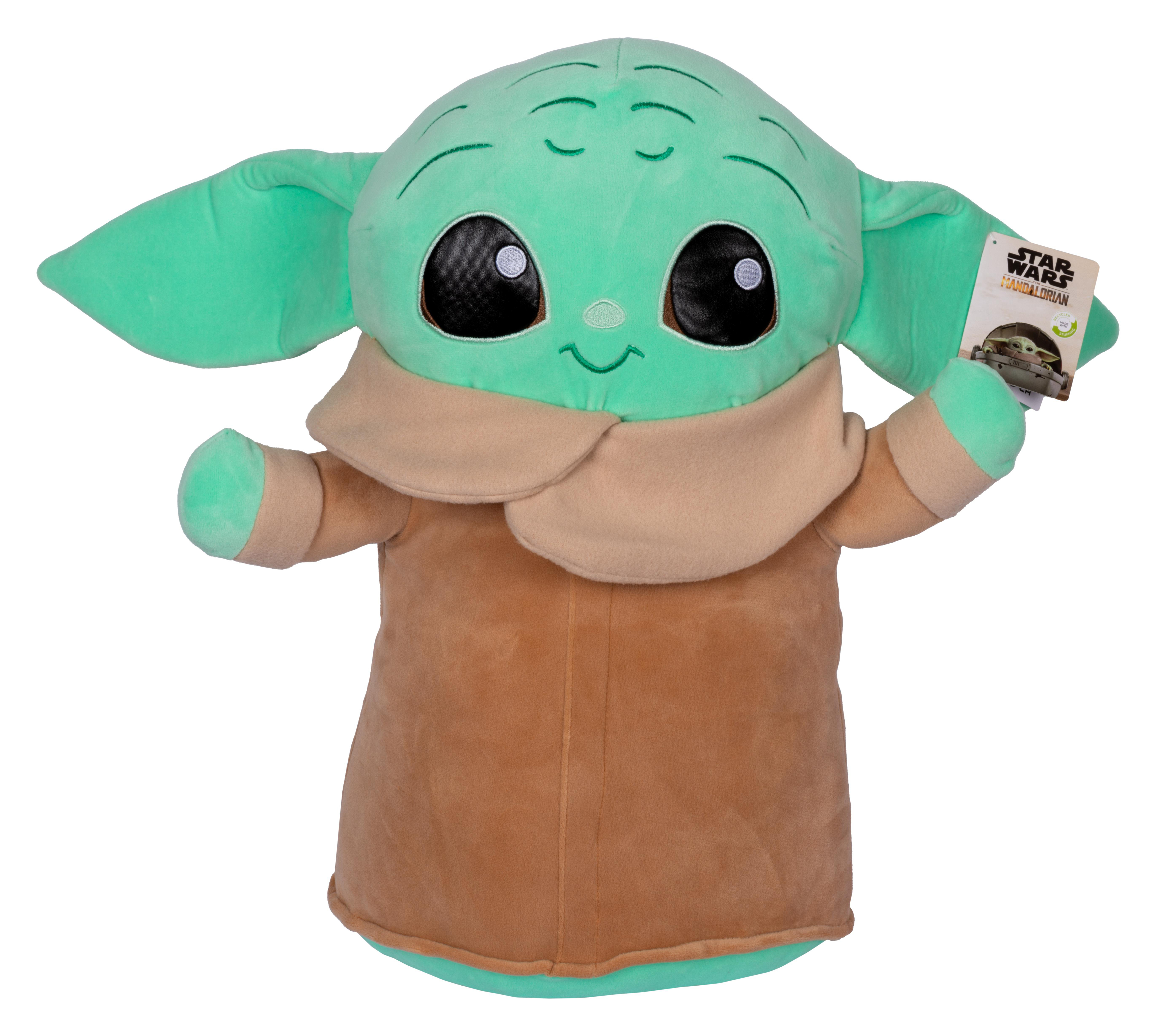 Ein Baby Yoda Plüschtier. Es hat große Ohren und Augen. Es trägt einen braunen Mantel.