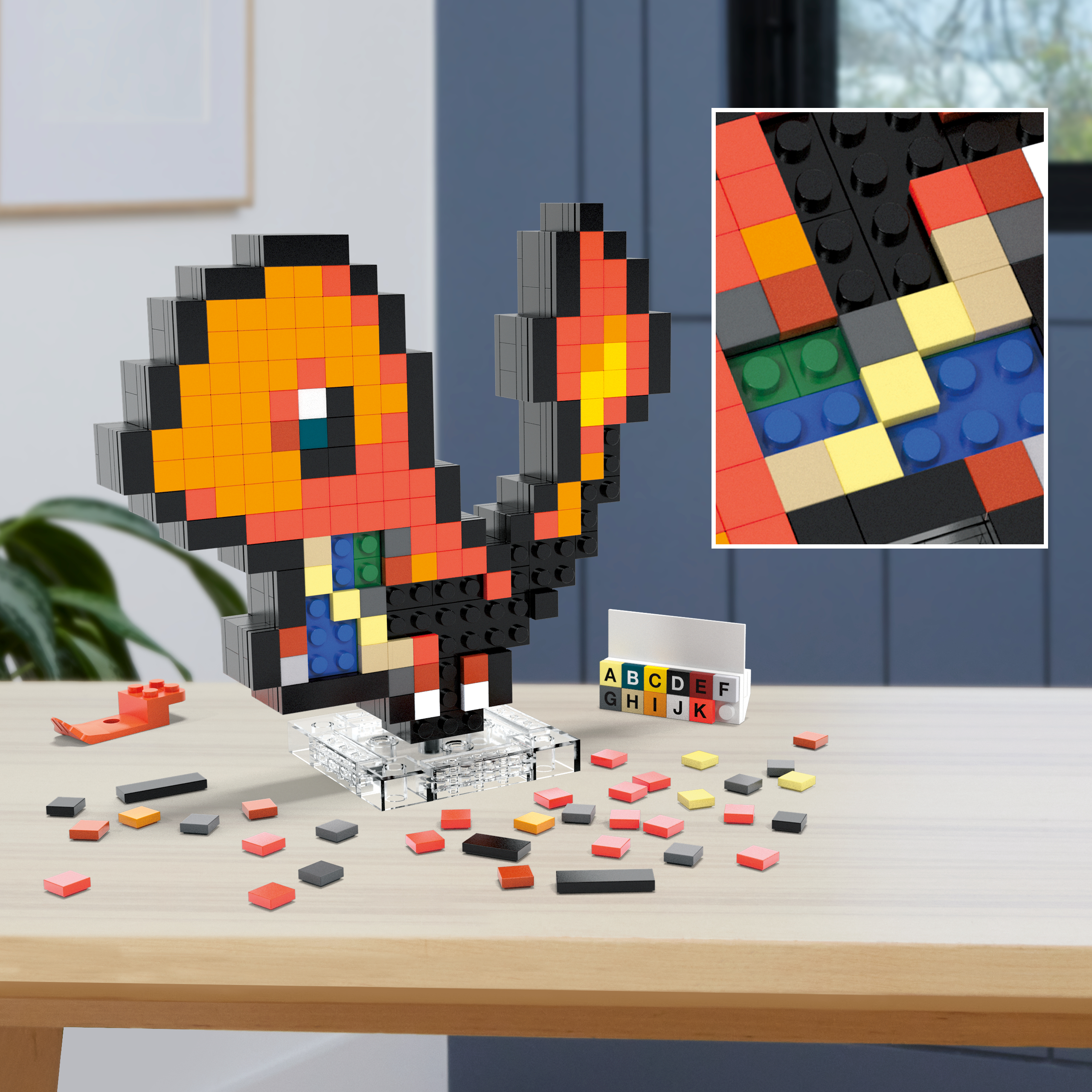 Pixeliger Charmander Lego-Bau mit losen Steinen. Daneben eine Karte mit Buchstaben und Zahlen.