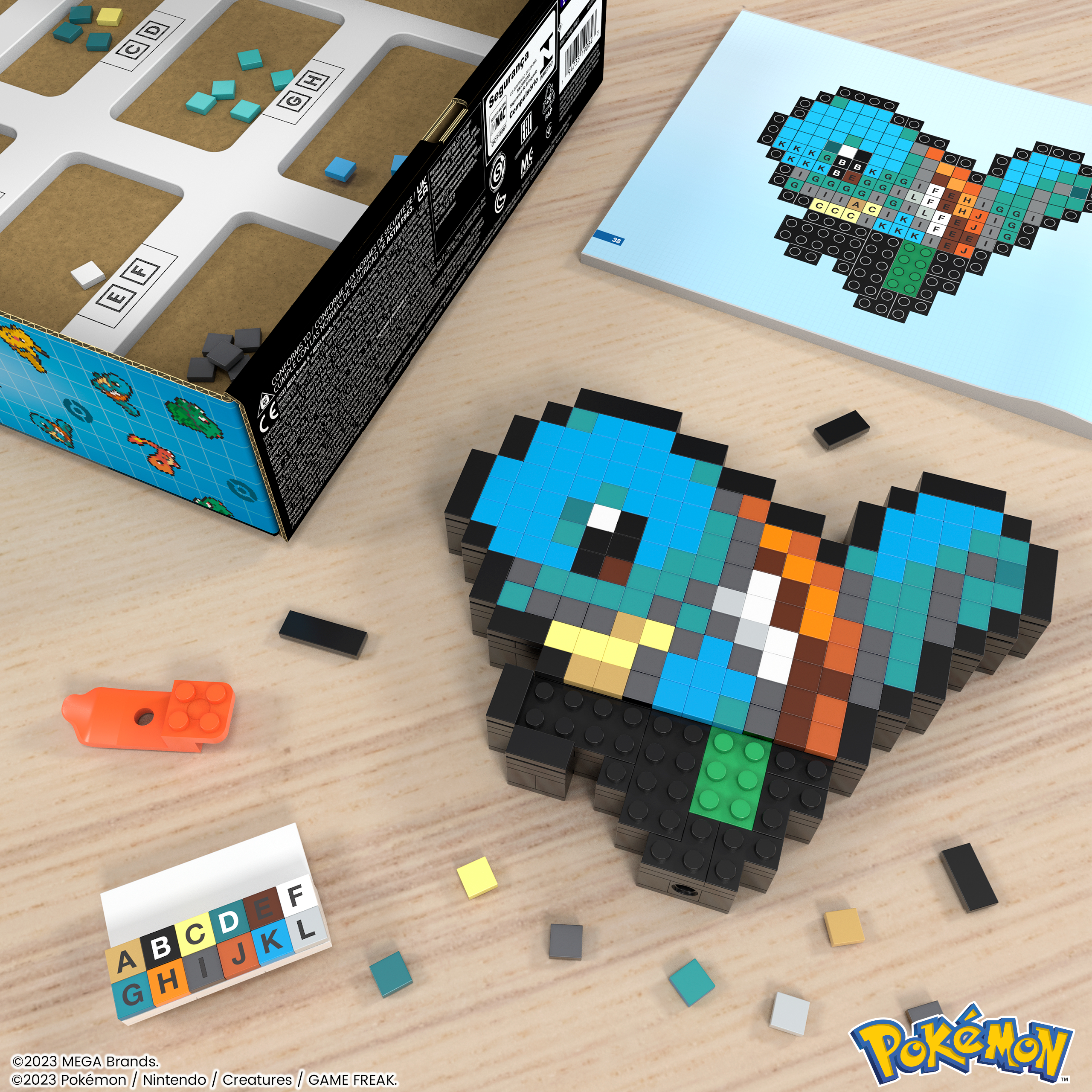Ein pixeliges blaues und schwarzes Spielzeug mit anderen Teilen auf Holz.