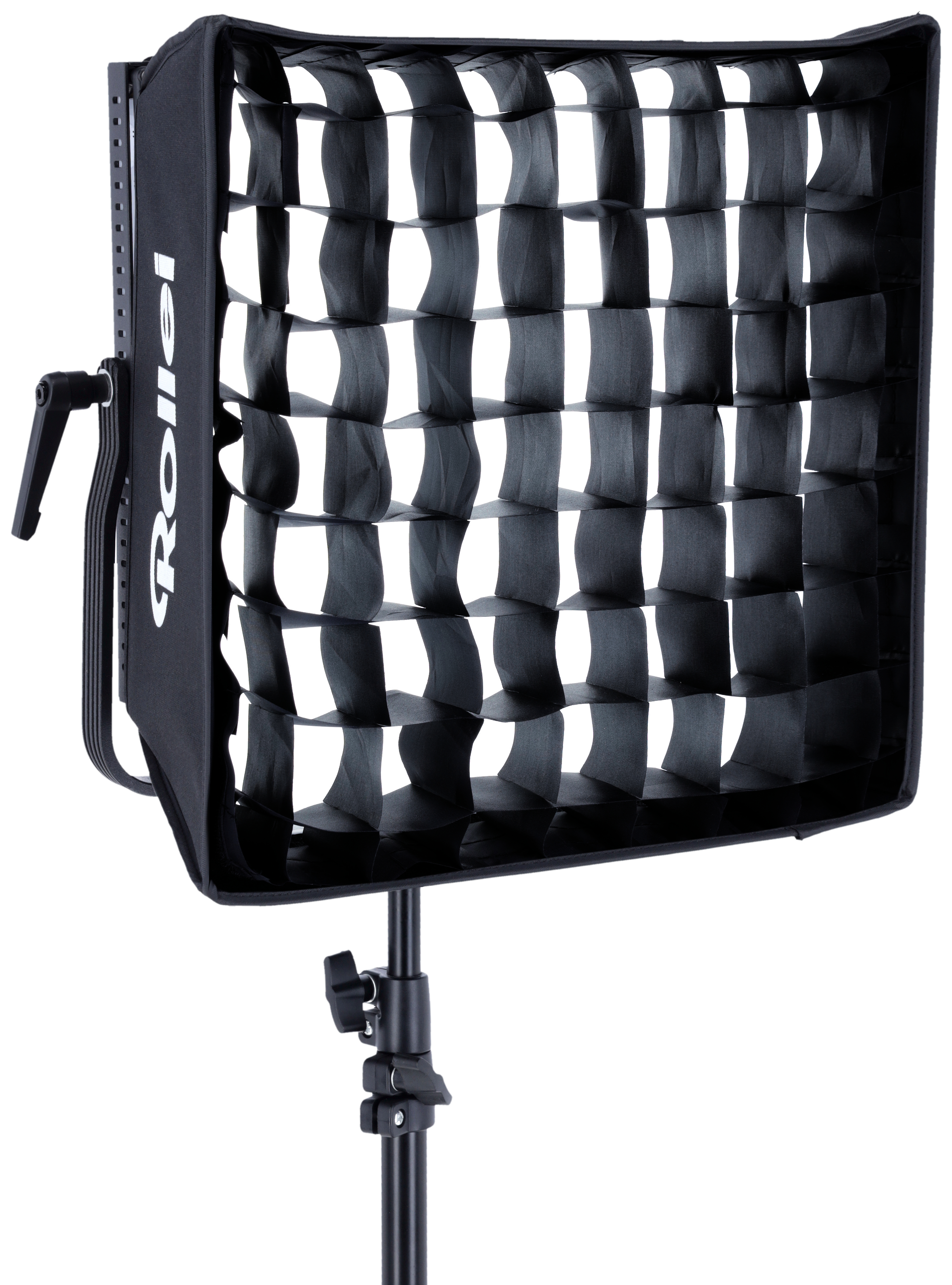 Ein schwarzer Softbox-Diffusor mit Gitterstruktur auf einem Stativ.