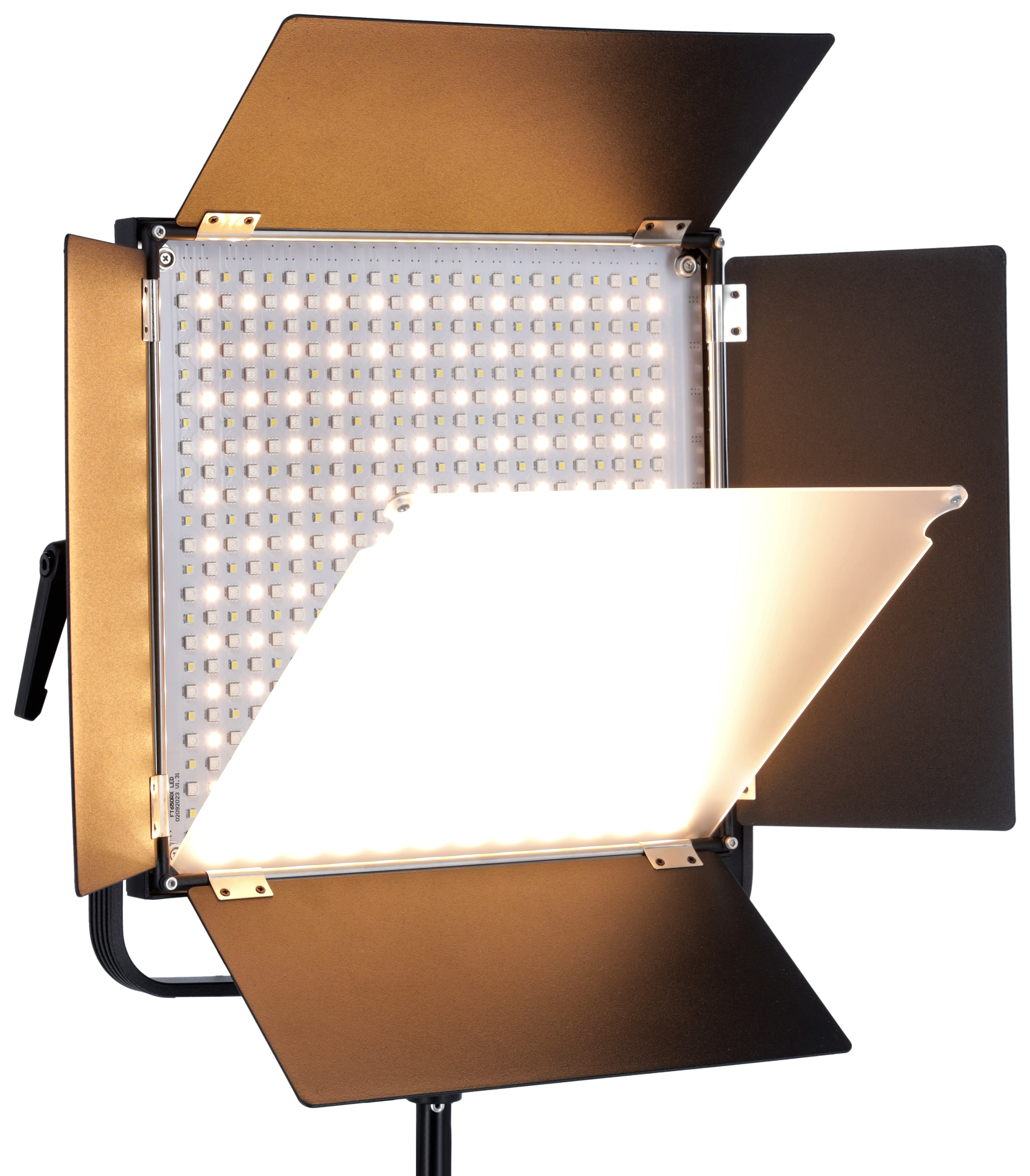 Ein LED-Licht mit vier goldenen und schwarzen Klappen, das auf einem Stativ steht.