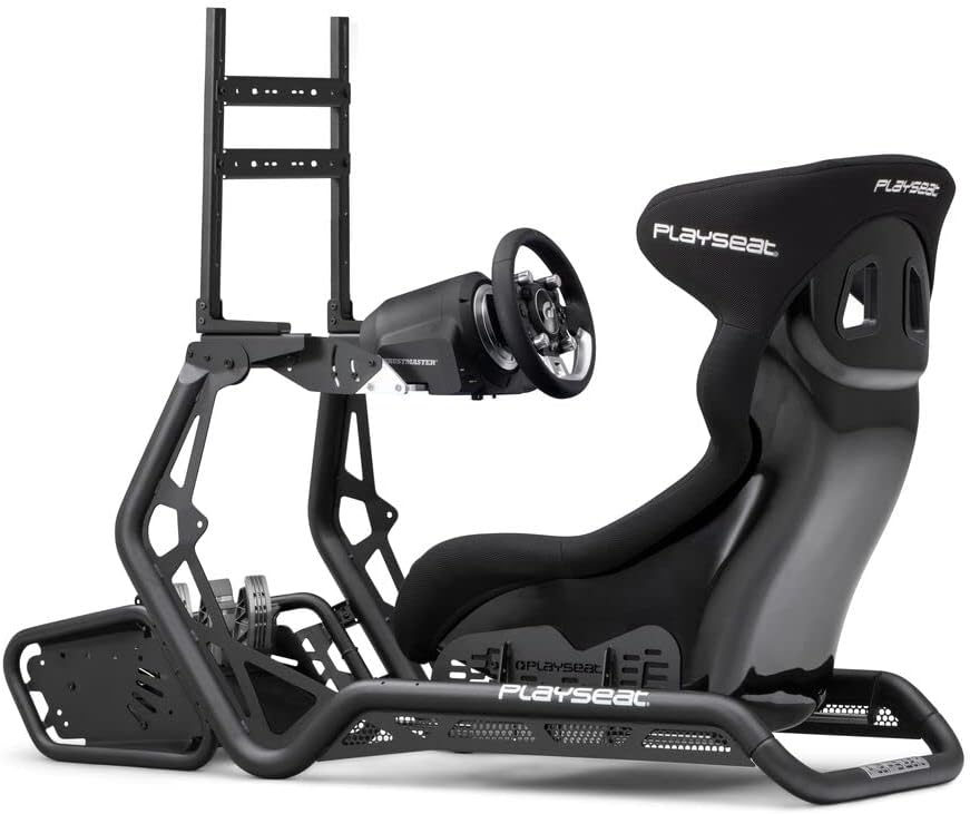Rennsimulator-Setup mit Sitz, Lenkrad, Pedalen und Rahmen, alles in Schwarz.