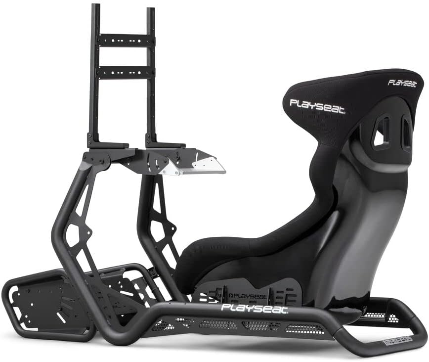 Schwarzer Playseat-Rennsimulator mit schwarzem Sitz und Monitorhalterung. Der Hintergrund ist weiß.