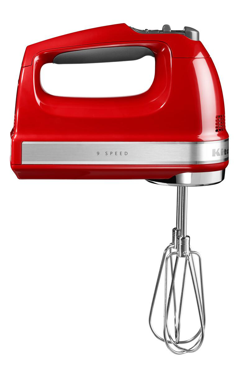 Roter KitchenAid 9-Gang-Handmixer auf weißem Hintergrund. Silberne Akzente und Metallrührer.