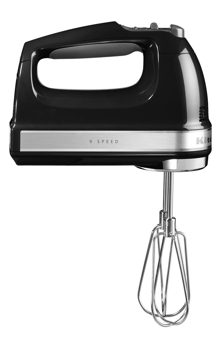 Schwarzer Handmixer mit silbernen Akzenten, weißer Hintergrund.