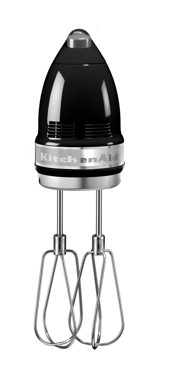 Ein schwarzer KitchenAid Handmixer mit zwei Schlagbesen, auf weißem Hintergrund.