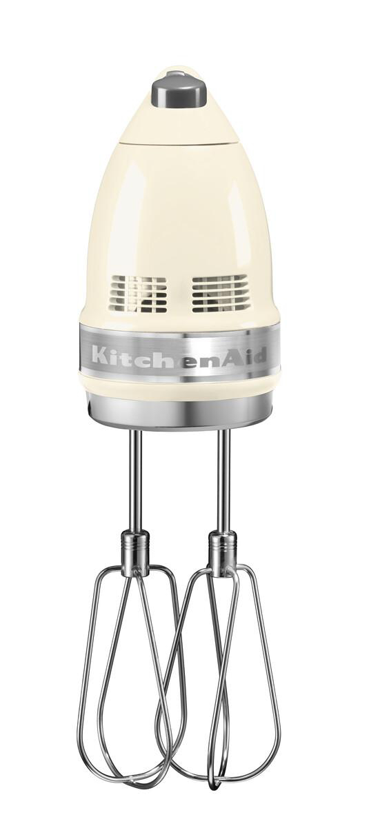 Ein cremefarbener KitchenAid-Handmixer mit zwei Rührbesen. Der Mixer hat ein silbernes Band.