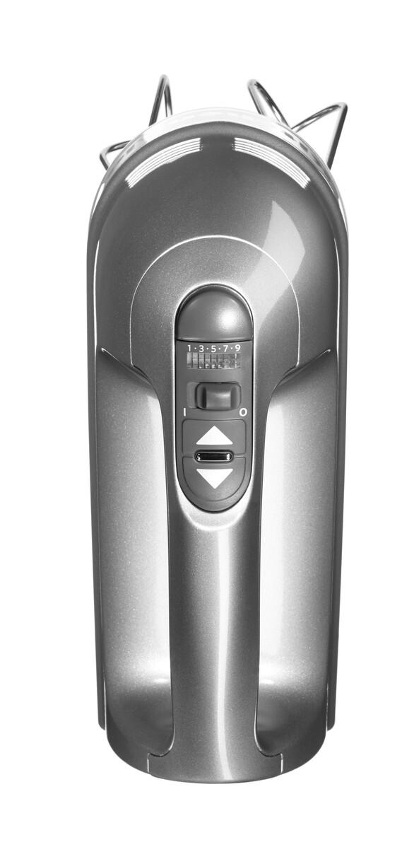 Silberner Handmixer. Es hat einen Netzschalter und einen Drehzahlregler. Der Hintergrund ist weiß.