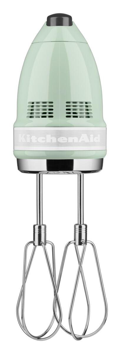Minzgrüner KitchenAid-Handmixer. Silberne Schneebesen. Weißer Hintergrund.
