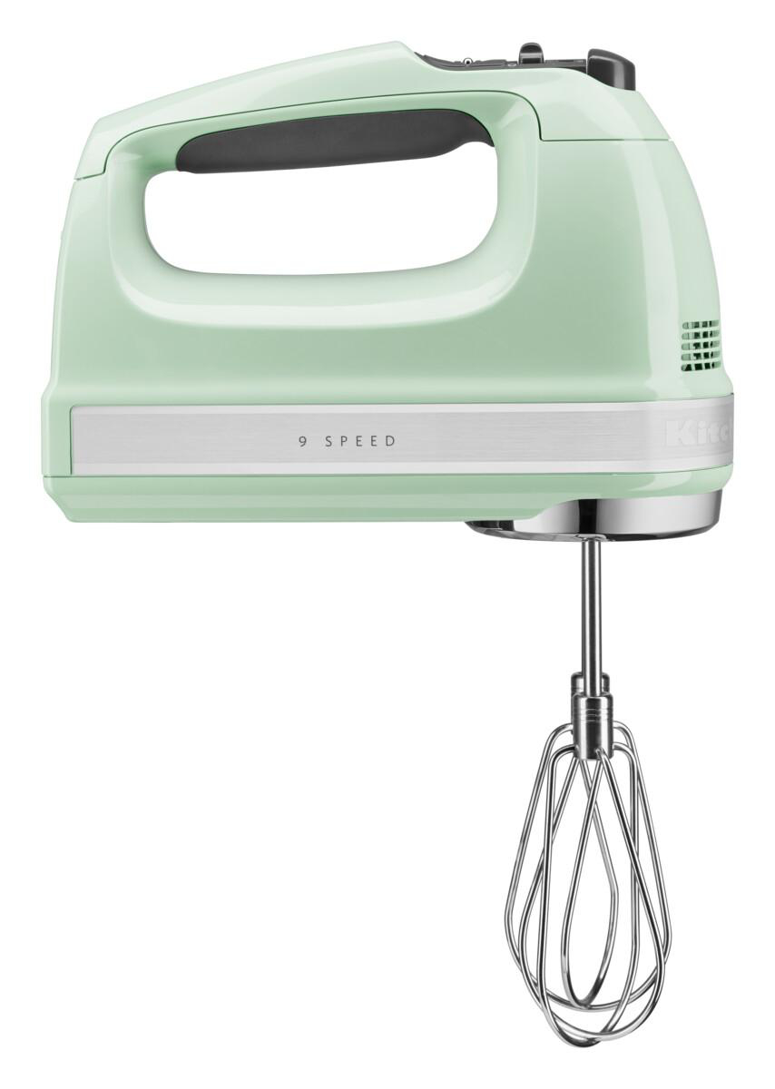 Minzgrüner Handmixer mit Edelstahl-Schlägern, weißer Hintergrund.