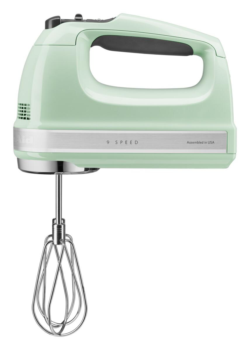 Mintgrüner KitchenAid Handmixer. Silberne Akzente, 9 SPEED-Etikett. Weißer Hintergrund.