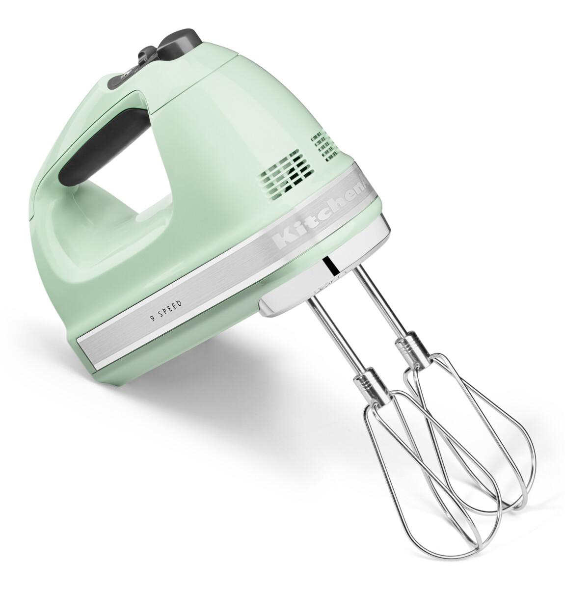 Ein mintgrüner KitchenAid-Handmixer mit zwei Rührbesen.