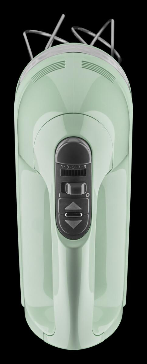 Ein mintgrüner Handmixer mit einem schwarzen Bedienfeld mit Zahlen und Pfeilen.