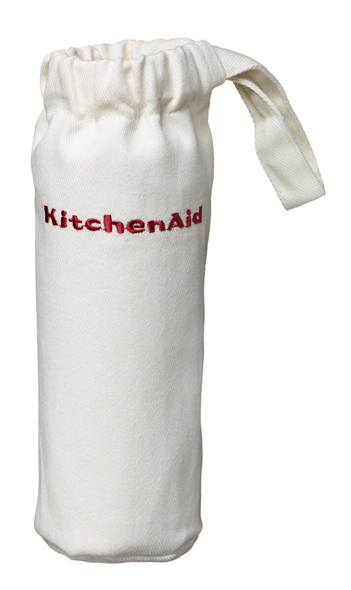 Eine weiße Stoff-Flaschentasche mit rotem 'KitchenAid'-Logo, Kordelzug oben.