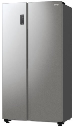 Srebrna lodówka z dwiema drzwiami. Posiada cyfrowy wyświetlacz na lewych drzwiach.