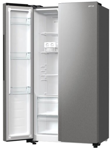 Srebrna lodówka side-by-side z otwartymi drzwiami, widoczne półki.