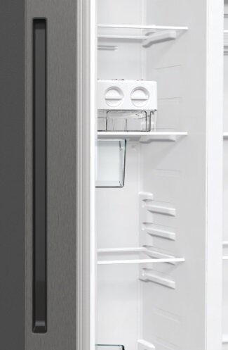 Wnętrze lodówki ze stali nierdzewnej. Widoczne półki i kostkarka do lodu.