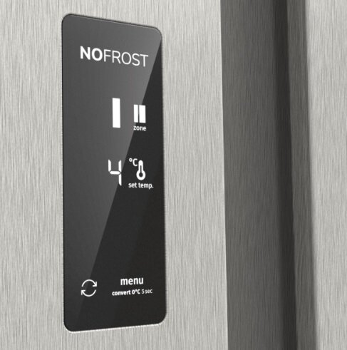 Panel sterowania lodówki, pokazujący wyświetlacz cyfrowy z ustawieniem temperatury.