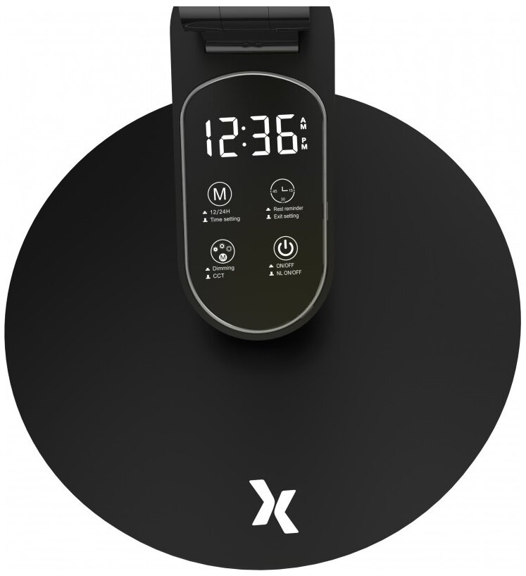 Czarny zegar z cyfrowym wyświetlaczem. Przyciski pod ekranem. Białe X na dole.