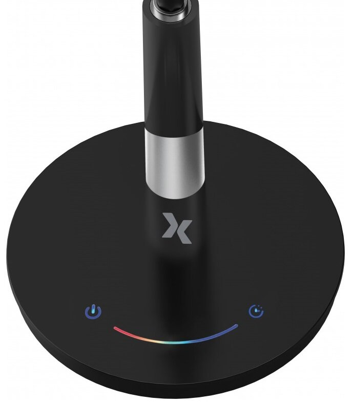 Czarna podstawa lampy biurkowej z przyciskami zasilania i dotykowymi oraz srebrnym trzonem, na białym tle.