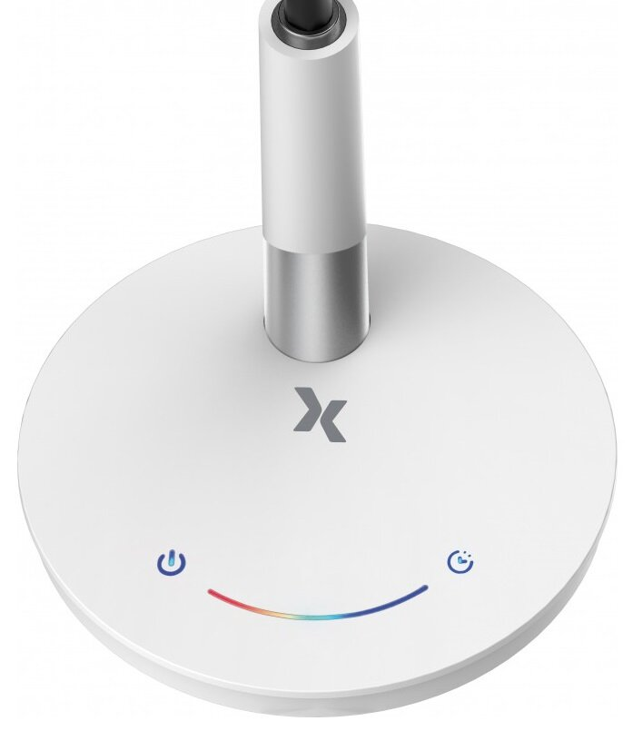 Biała lampa biurkowa z okrągłą podstawą. Na podstawie widoczna zakrzywiona linia w kolorach tęczy.