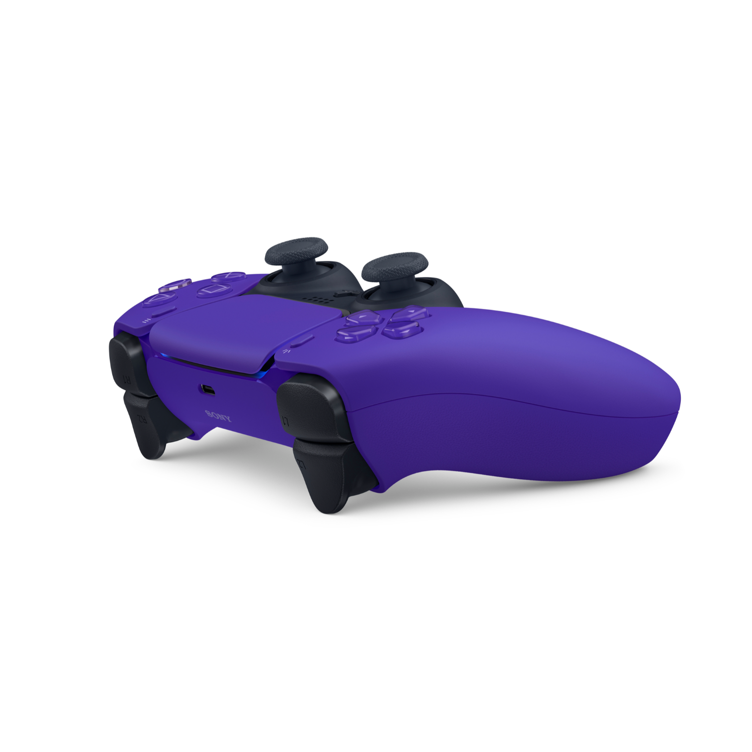 Paarse PlayStation 5-controller. De controller heeft zwarte joysticks en knoppen. Witte achtergrond.