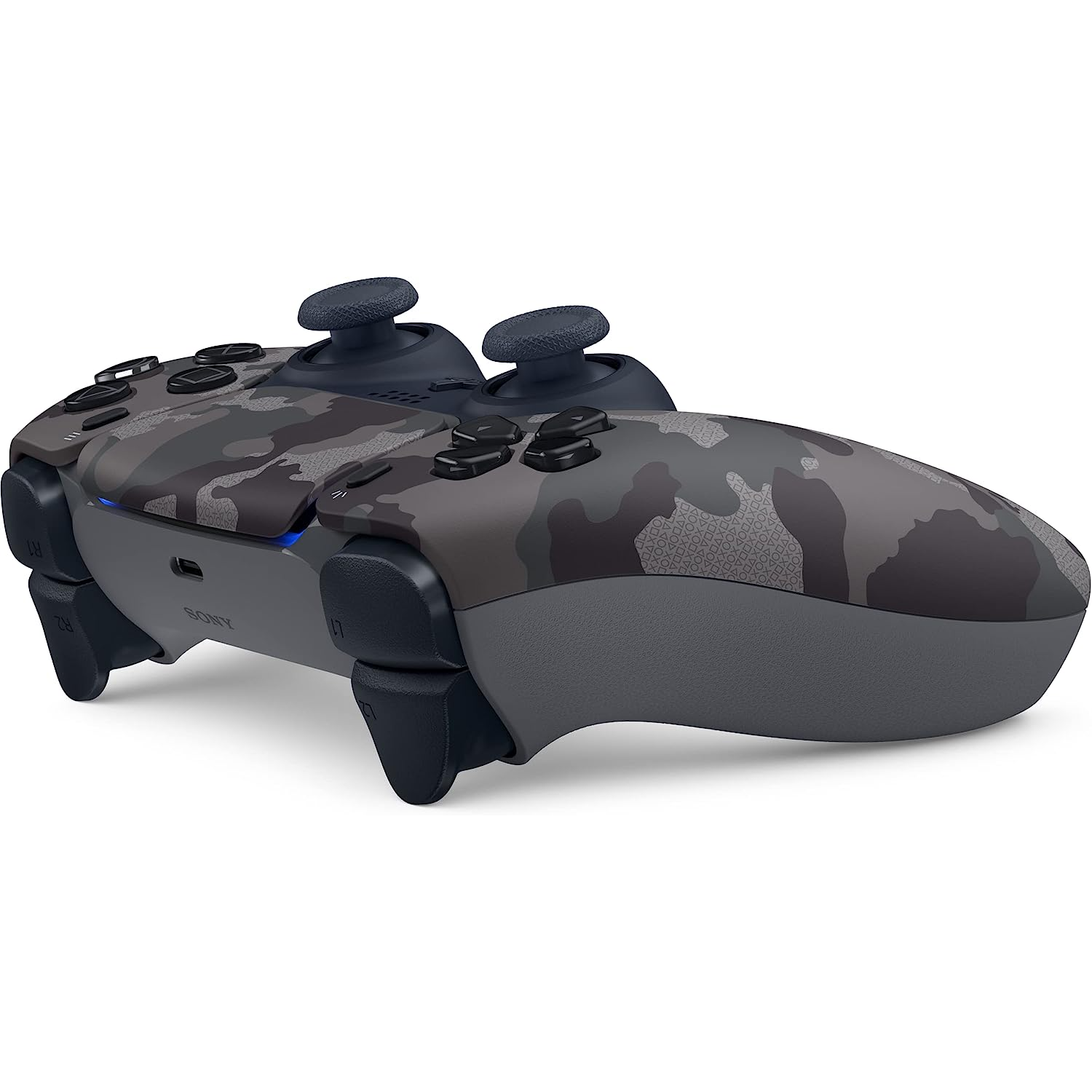 Camouflage-patroon PlayStation 5 controller. Grijs en zwart. Donkere achtergrond.