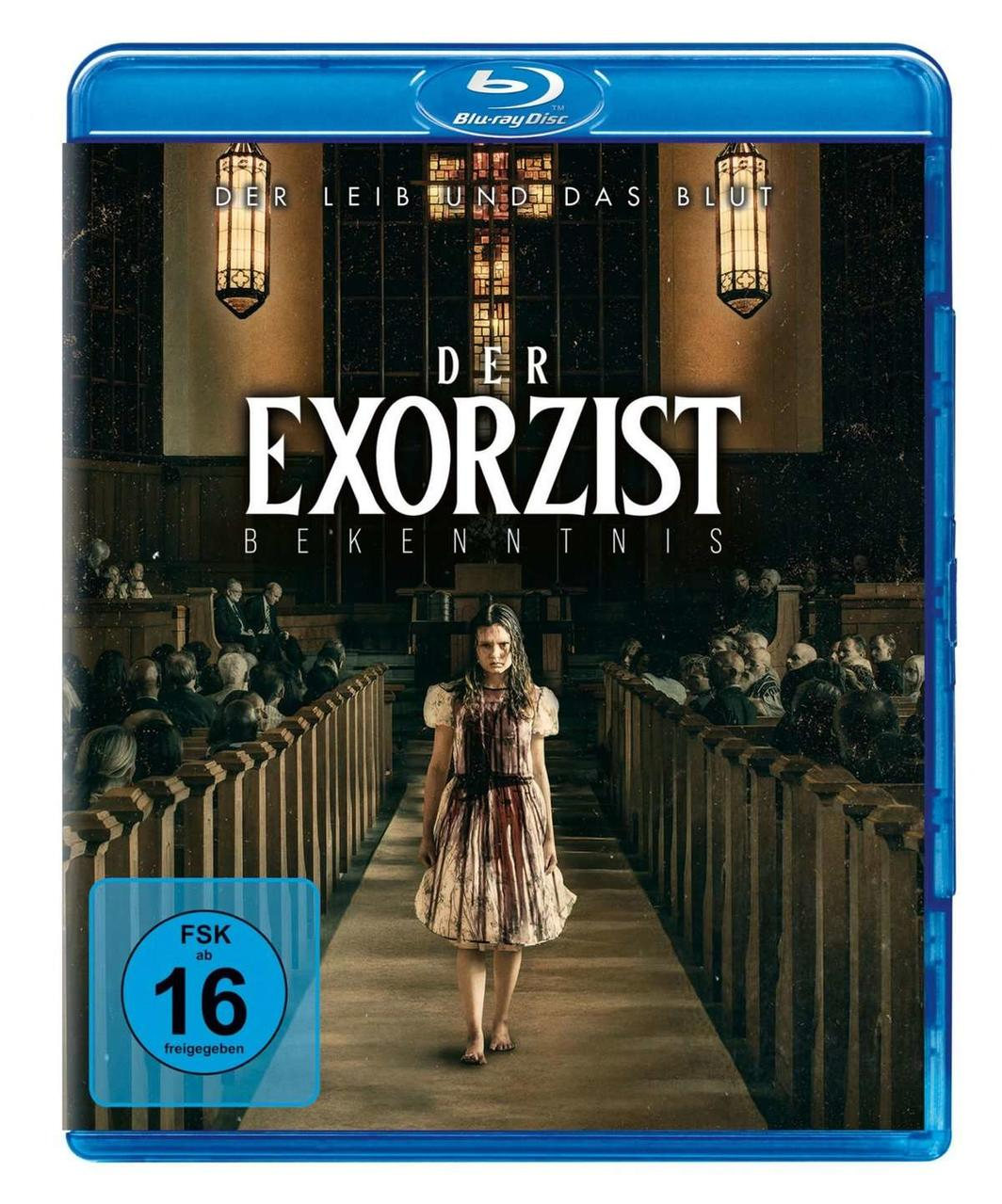 Blu-ray-Disc-Cover für 'Der Exorzist'. Ein Mädchen in weißem Kleid geht einen Kirchengang entlang mit Blut.