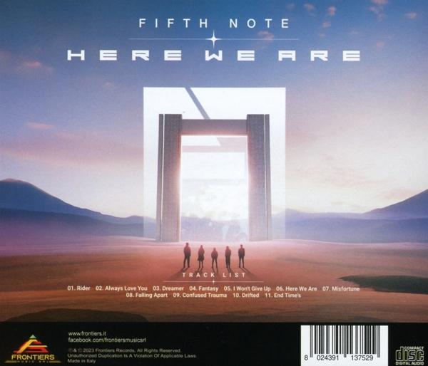 Albumcover, 'Fifth Note', Titel 'Here We Are' und Bandsilhouetten an einem Tor.