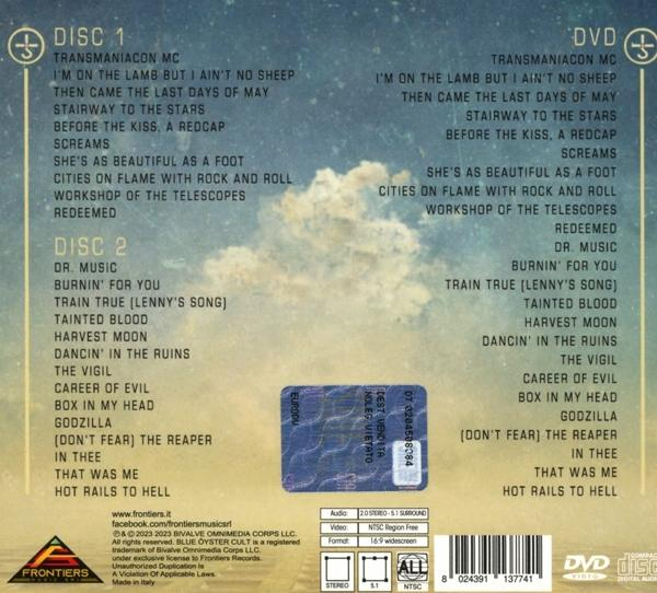 Albumcover mit Titellisten und Logos. Das Artwork ist blau, weiß und rot.