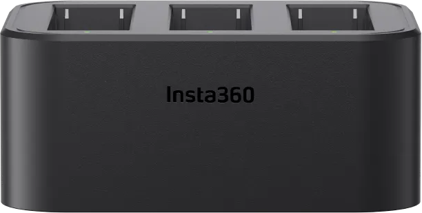 Schwarze Insta360 Ladestation mit drei Ladeschlitzen und dem Insta360 Logo.