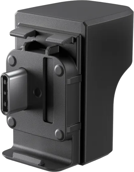 Schwarzer Adapter mit USB-C-Anschluss. Er hat einen Clip zur Befestigung.