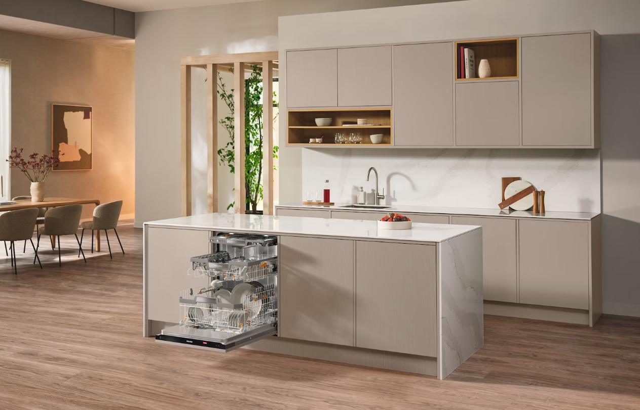 Moderne Küche mit Kochinsel und geöffnetem Geschirrspüler. Beige Schränke.
