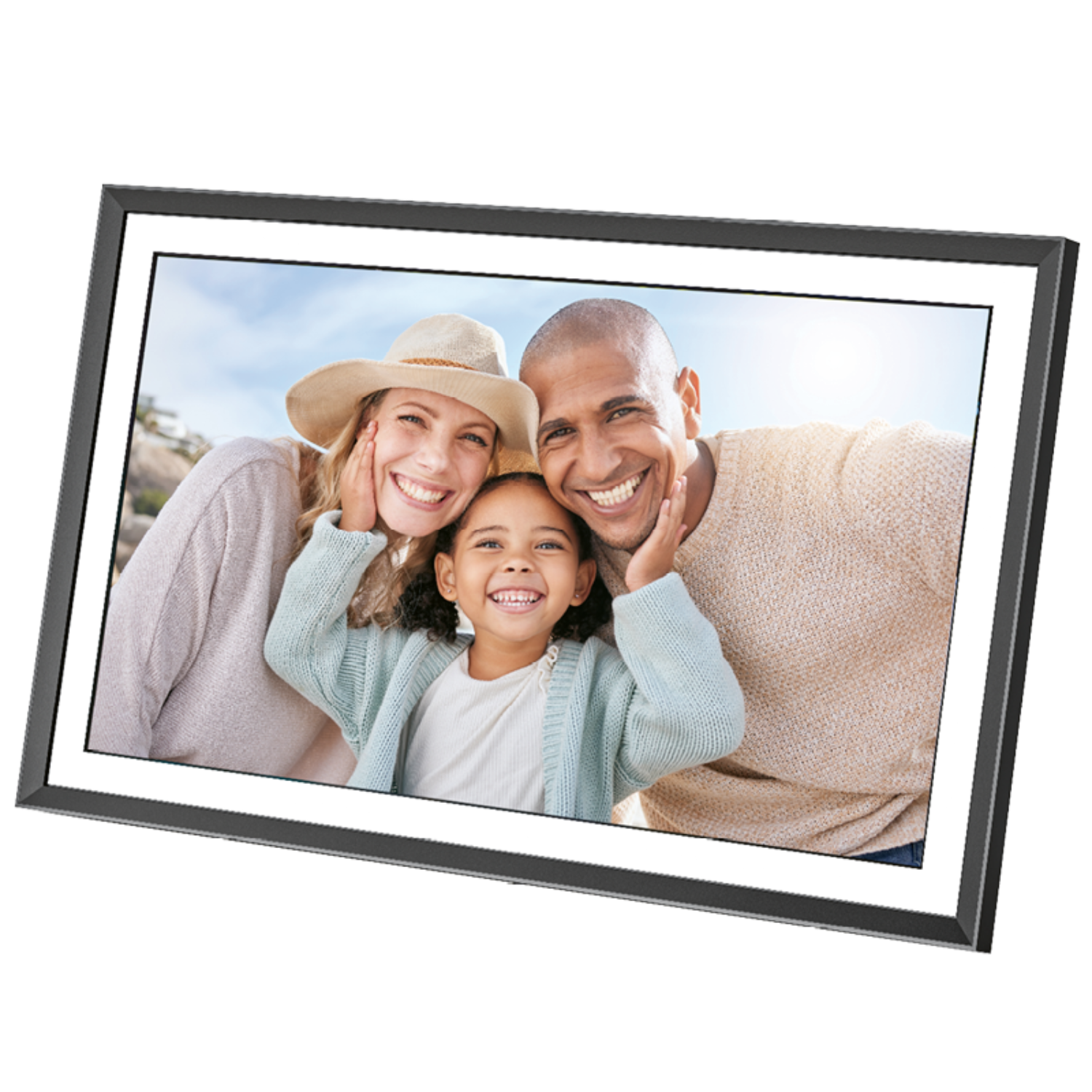 Een ingelijste familiefoto, lachend, met een vrouw met een hoed, een man en een kind.