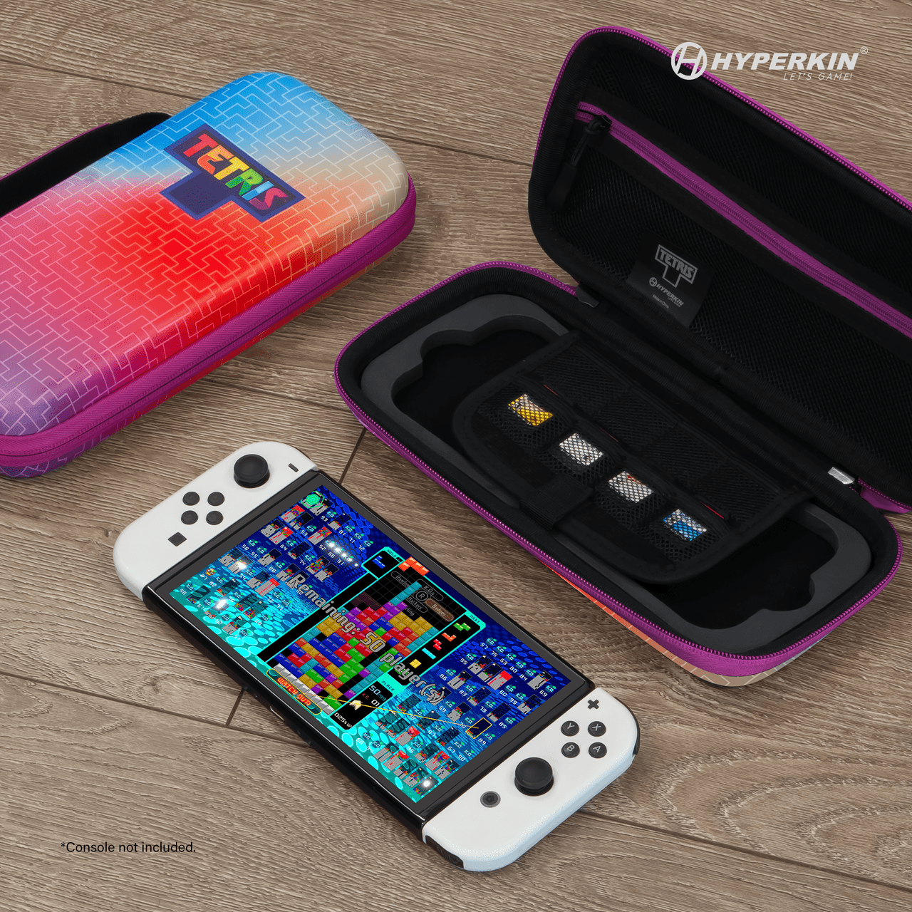 Nintendo Switch und Hüllen, Tetris auf dem Bildschirm, auf Holz liegend.