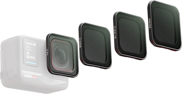 Insta360 Ace Pro Kamera mit 4 Objektivfiltern daneben.