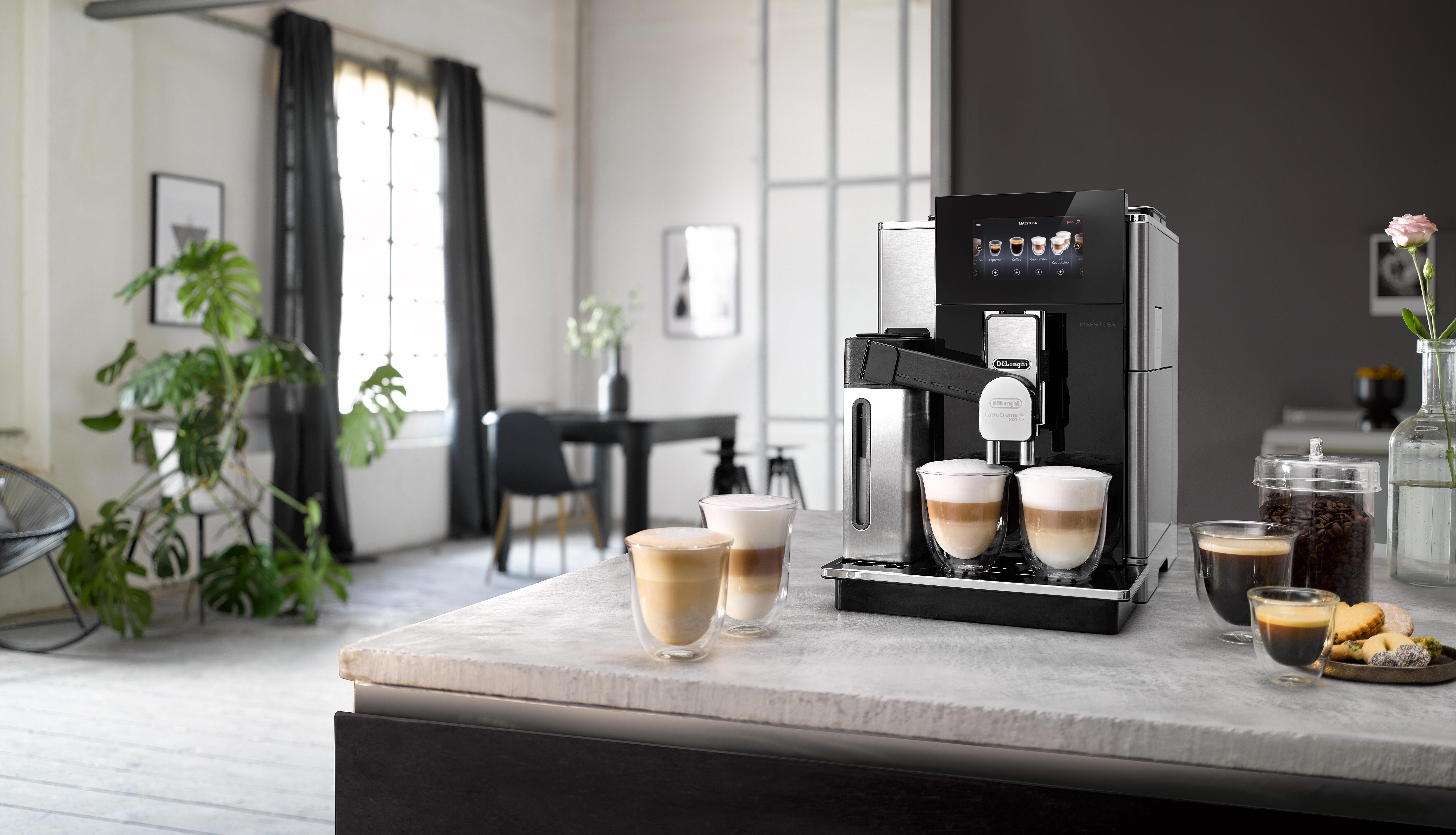 Kaffeemaschine mit Kaffeetassen auf einer Marmortheke.