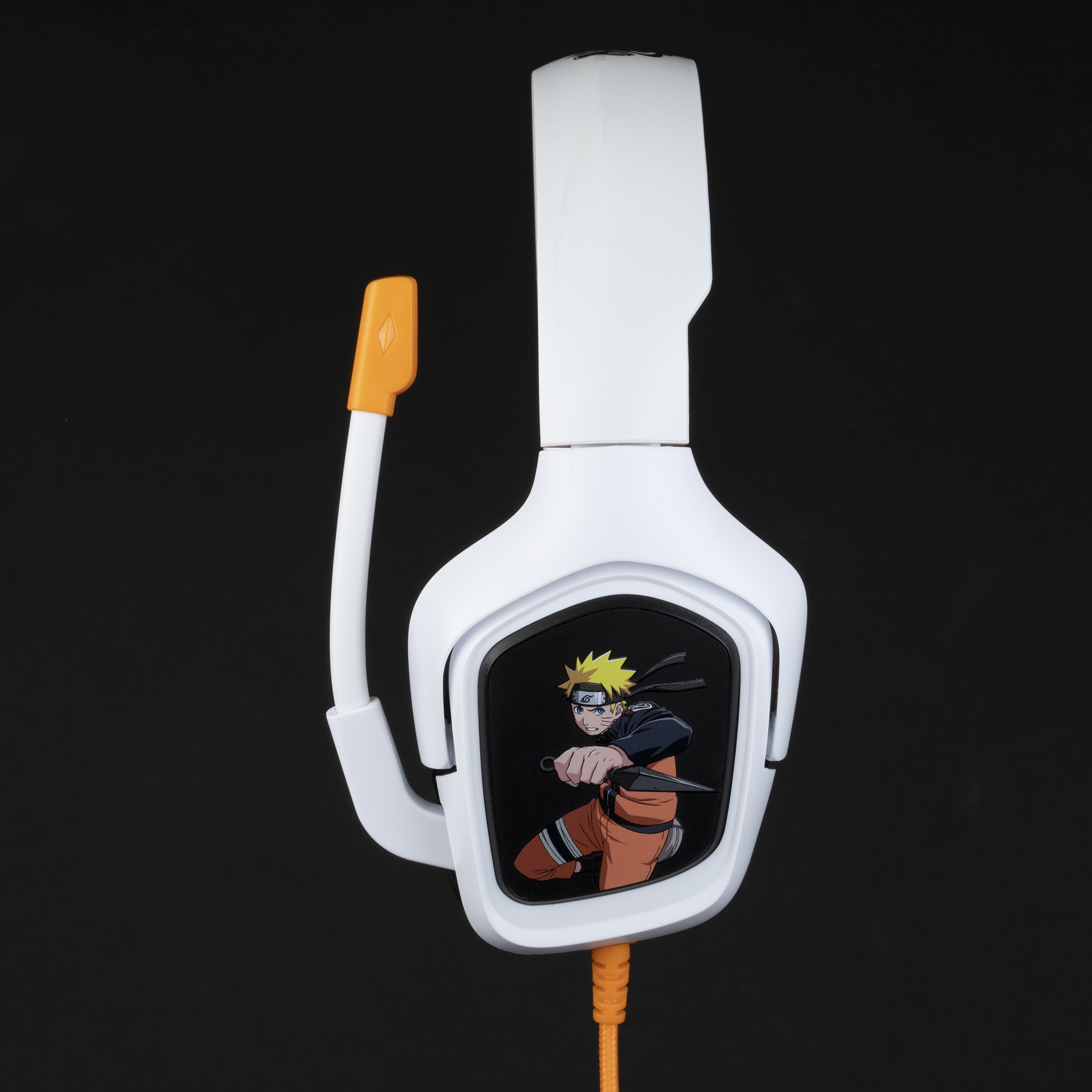 Casque de jeu blanc avec design Naruto, câble orange.