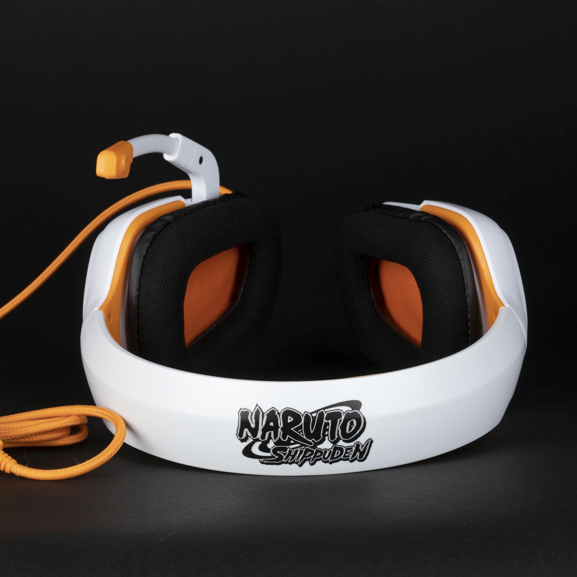Casque Naruto Shippuden blanc avec des accents orange, sur fond noir.