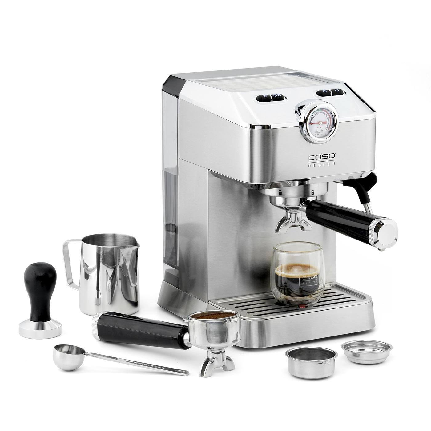 Espressomaschine aus Edelstahl von Caso Design mit Zubehör: Tamper, Tasse, Siebträger.