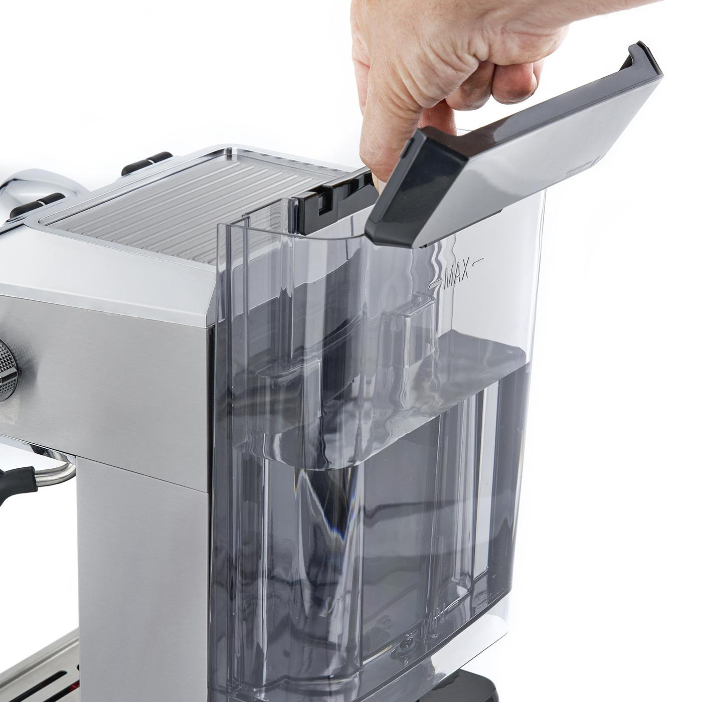 Eine Hand öffnet den Deckel eines transparenten Wassertanks einer silbernen Kaffeemaschine.